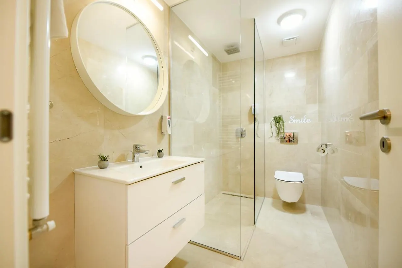 City Oasis - Modern 1Br Apartment Near Colentina Hospital Bucharest 0*,